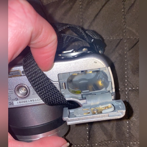 Kodak EasyShare Z740 Digital camera with band and case - Picture 4 of 8